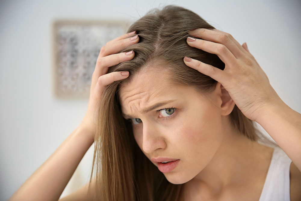 Caída del cabello en mujeres | Causas y tratamiento principales